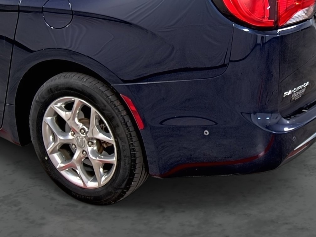 Used 2017 Chrysler Pacifica Limited w/ UConnect Theater Package image 9