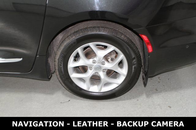 Used 2020 Chrysler Pacifica Touring-L Plus w/ Tire & Wheel Group image 11