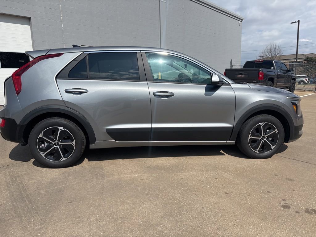 Used 2025 Kia Niro LX image 8