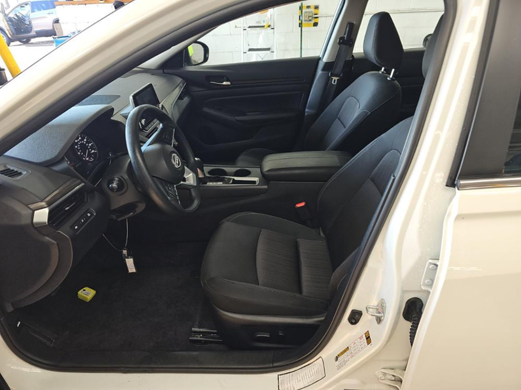 Used 2025 Nissan Altima 2.5 SV FWD image 2