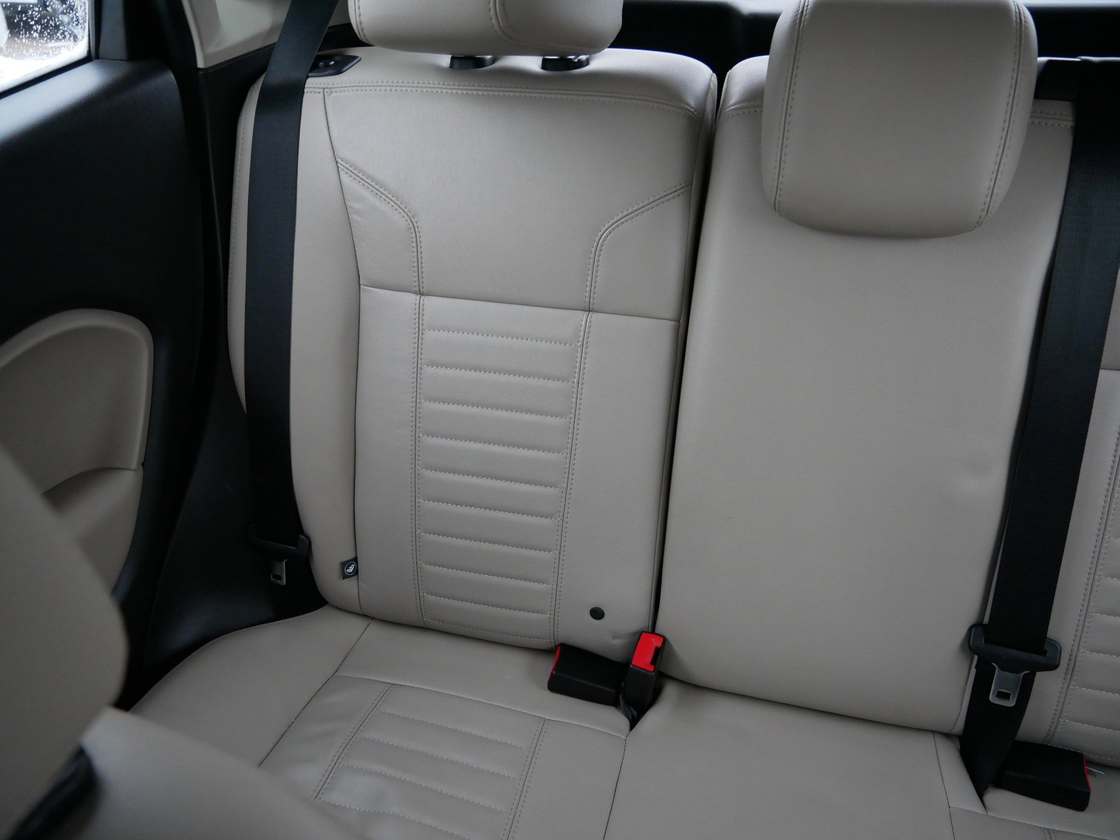 Used 2014 Ford Fiesta Titanium image 12