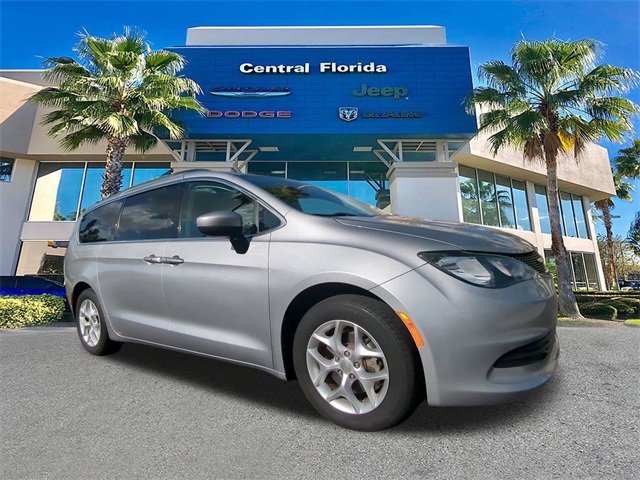 Used 2018 Chrysler Pacifica Touring w/ Tire & Wheel Group image 2