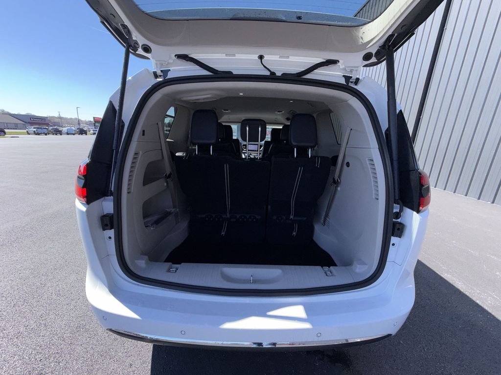 Used 2024 Chrysler Pacifica Touring-L FWD image 24