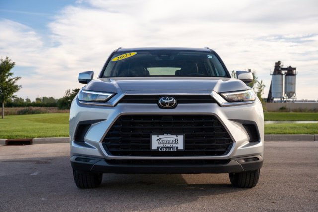 Used 2025 Toyota Grand Highlander AWD image 2