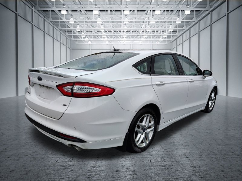 Used 2016 Ford Fusion SE FWD image 4