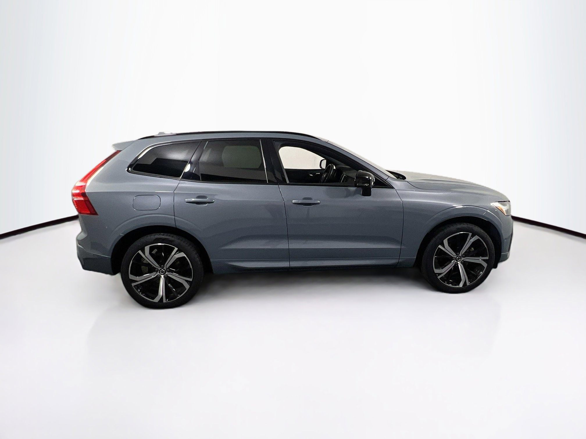Used 2022 Volvo XC60 B5 R-Design w/ Advanced Package image 4