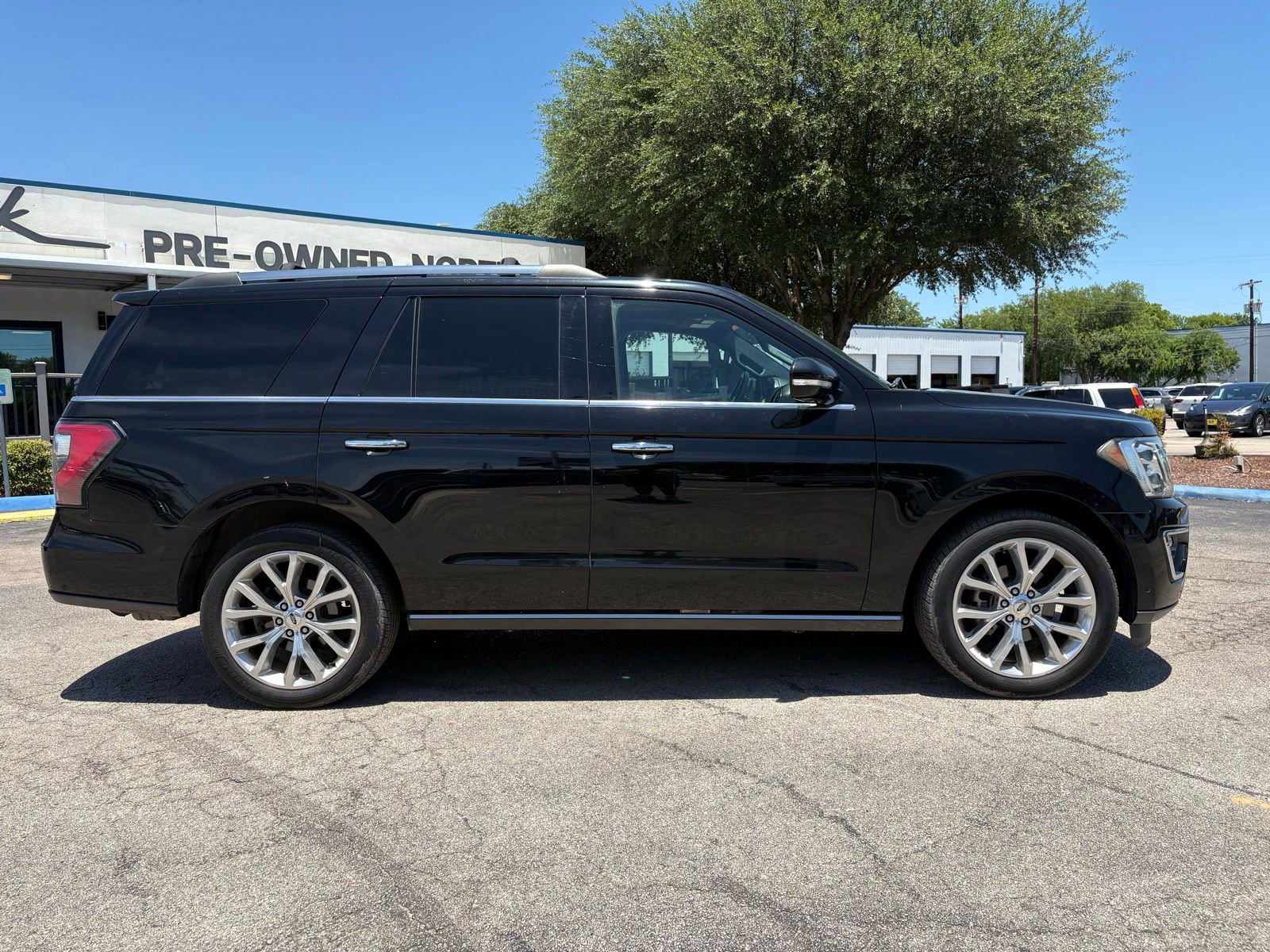 Used 2018 Ford Expedition Limited w/ Equipment Group 302A RWD image 2