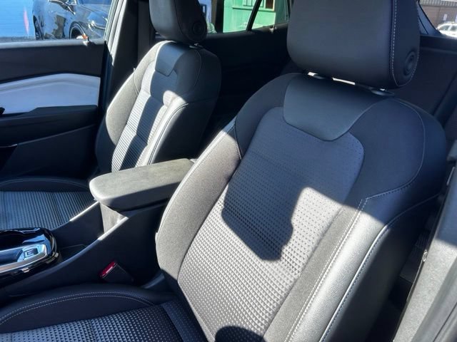 Used 2025 Chevrolet Trax LT FWD image 13