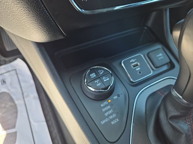 Used 2020 Jeep Cherokee Trailhawk AWD/4WD image 18