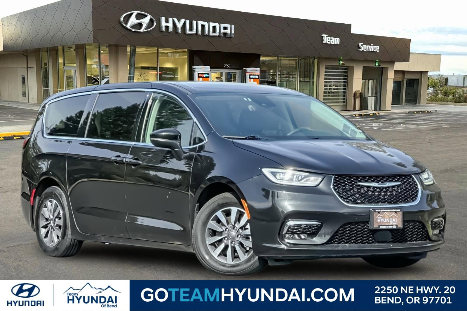 Used 2023 Chrysler Pacifica Touring-L image 1