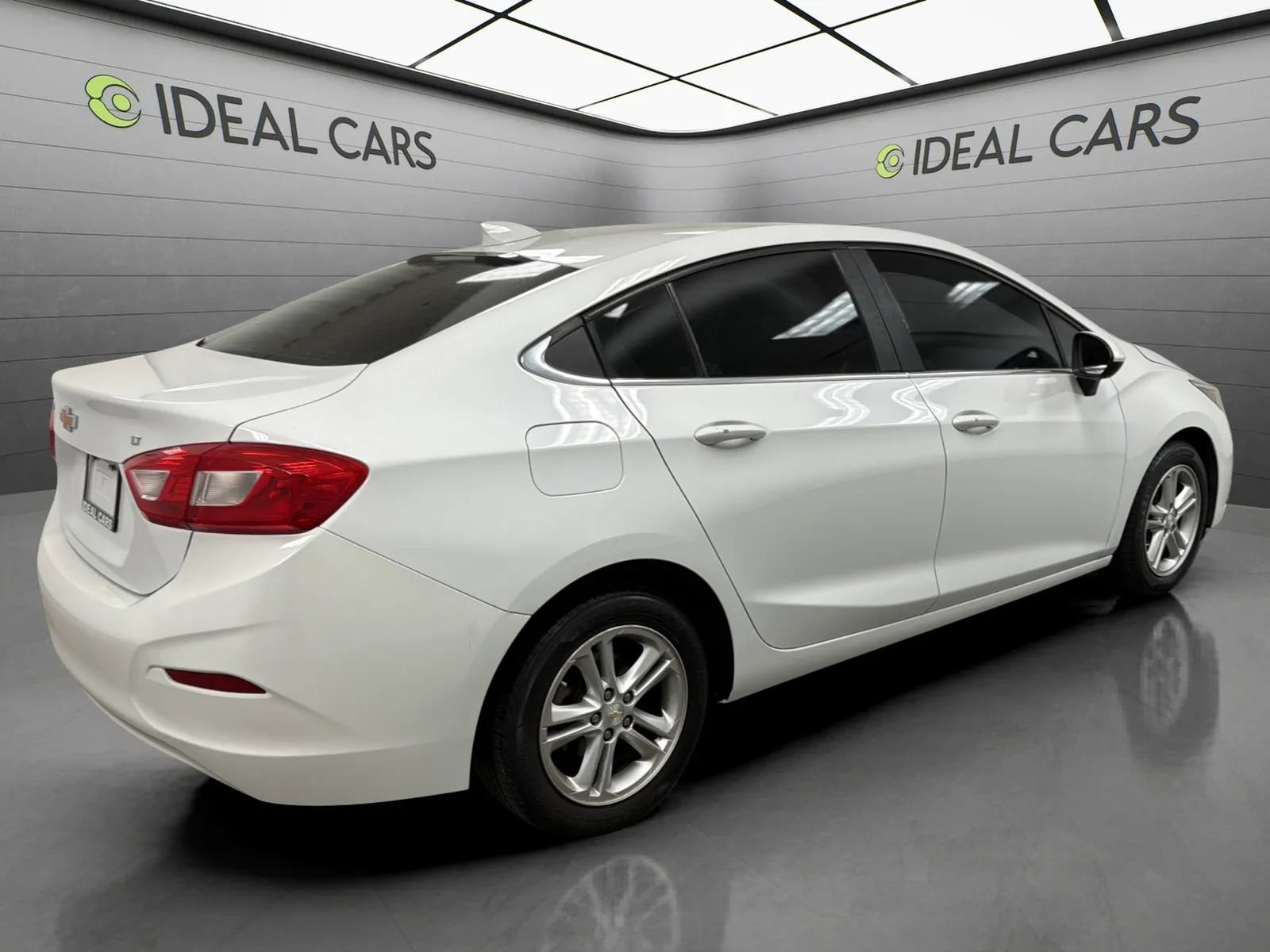 Used 2017 Chevrolet Cruze LT w/ Convenience Package FWD image 5