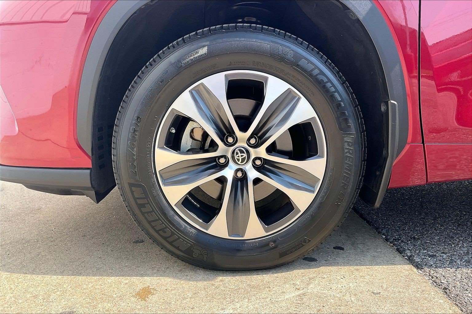 Used 2021 Toyota Highlander XLE AWD/4WD image 11