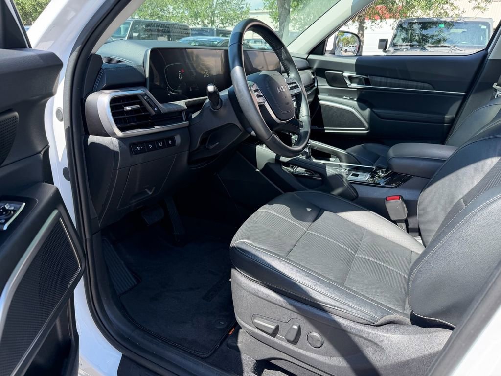 Used 2025 Kia Telluride EX w/ EX Captain's Chair Package FWD image 11