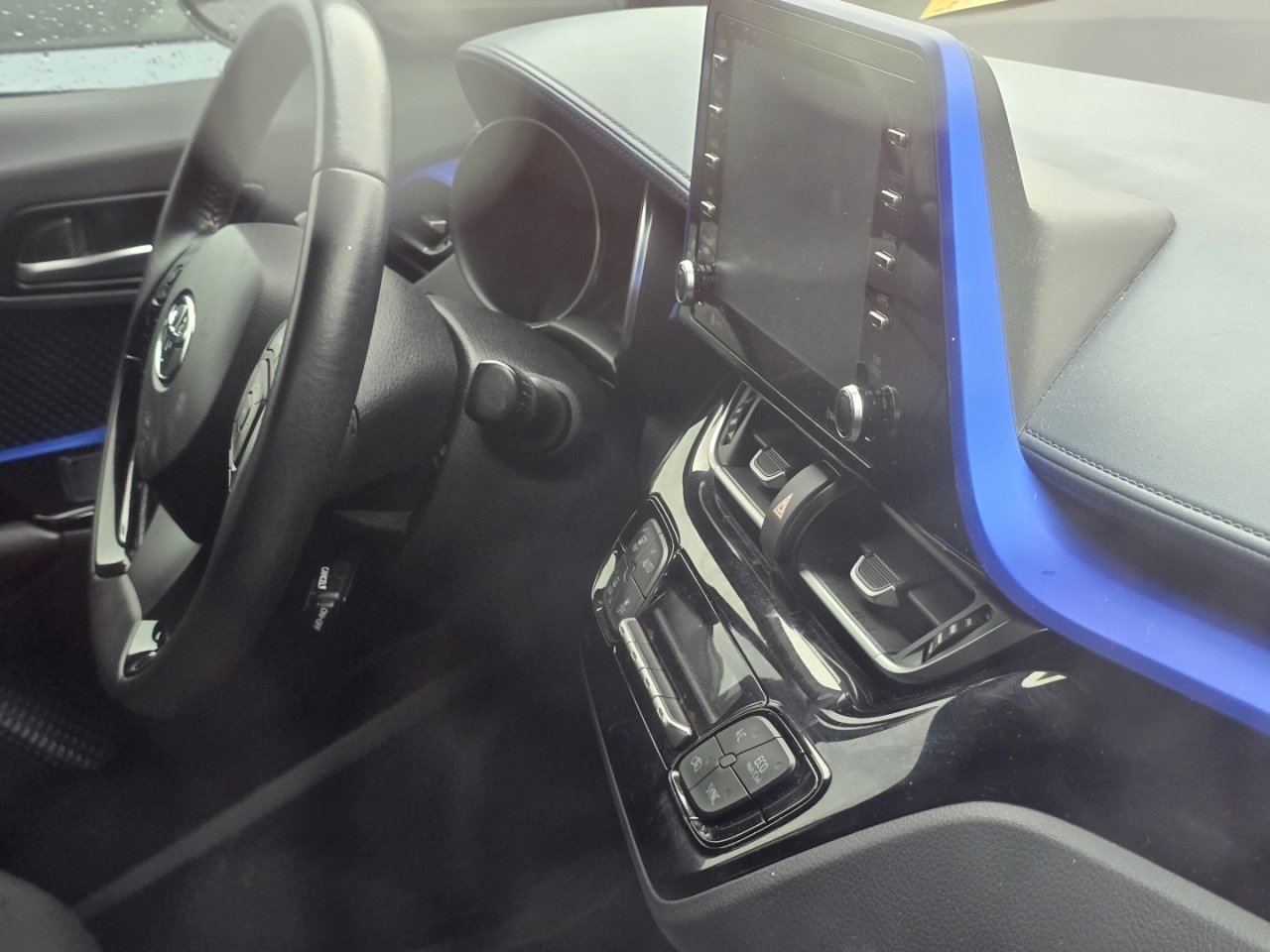 Used 2020 Toyota C-HR XLE FWD image 15