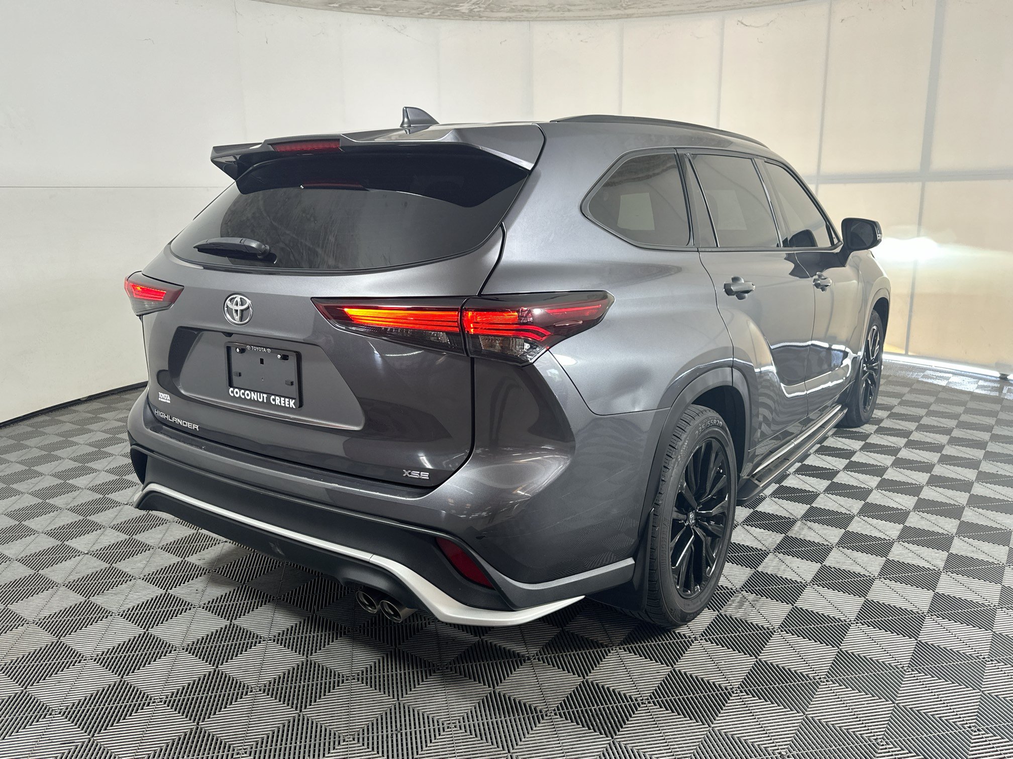 Used 2024 Toyota Highlander XSE FWD image 3