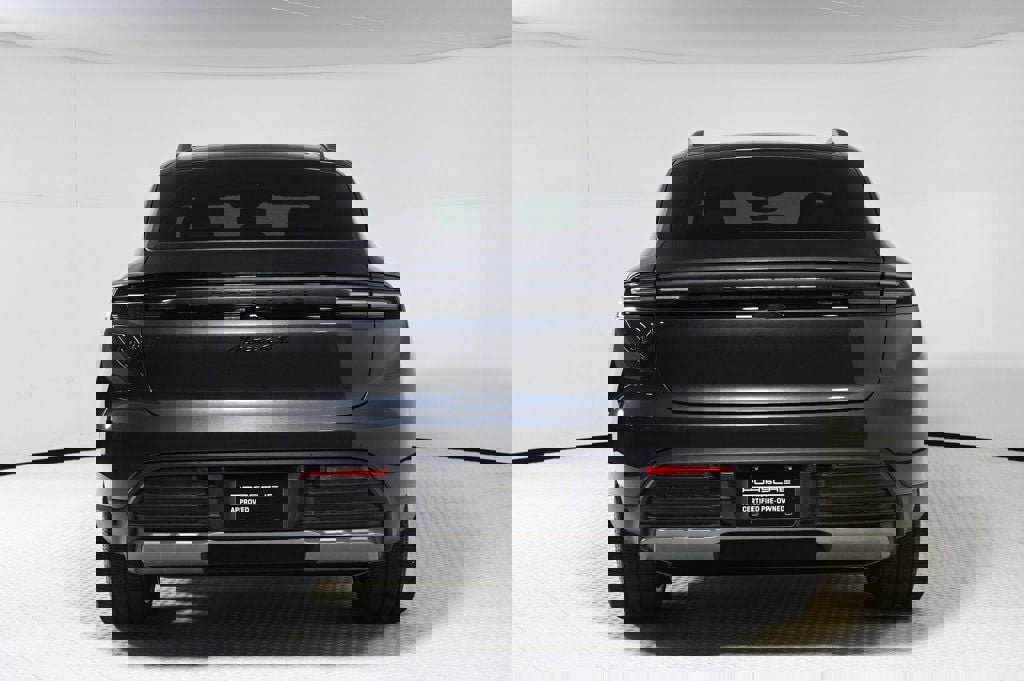 Certified 2025 Porsche Macan 4S Electric image 6