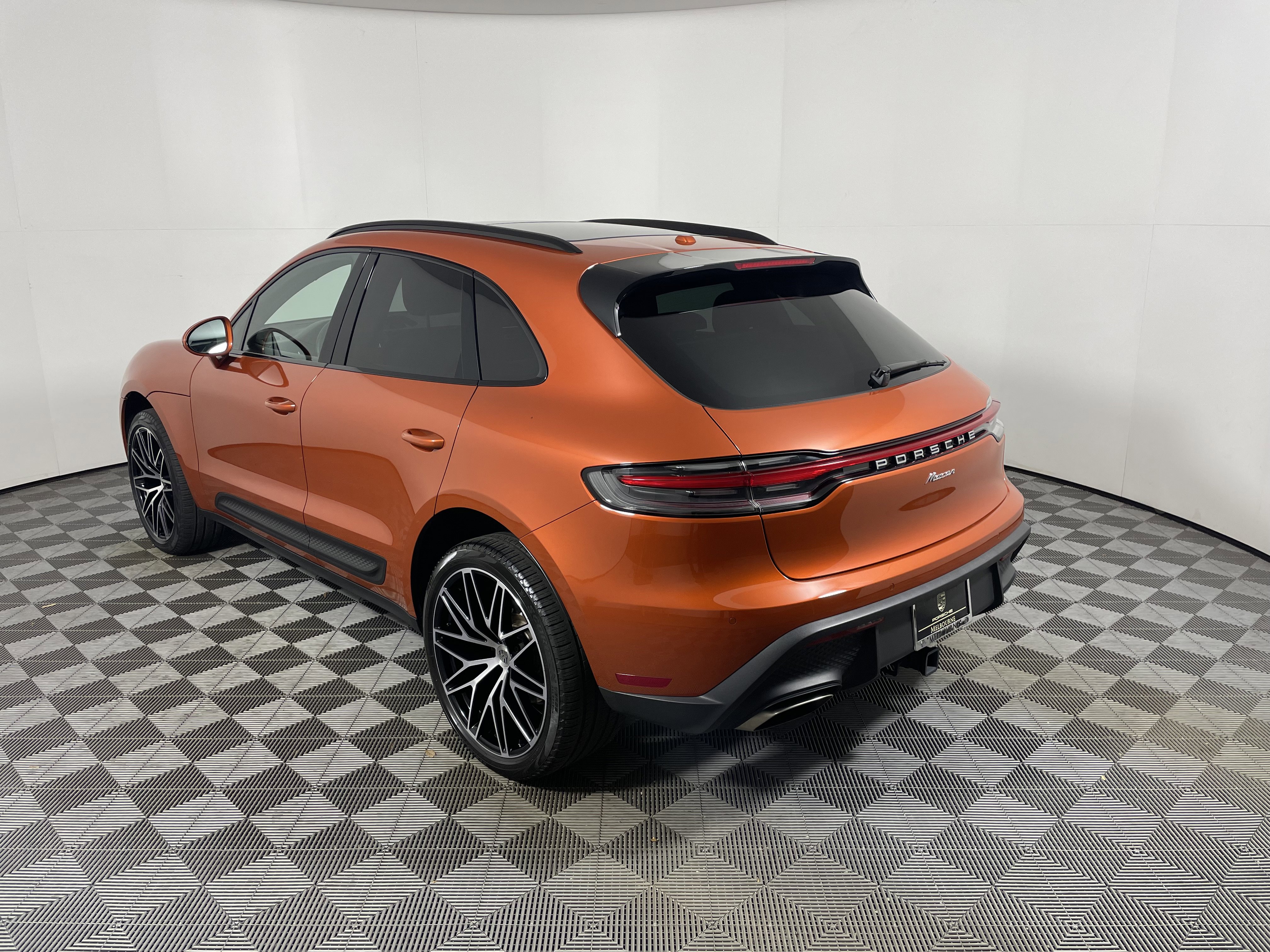 Certified 2022 Porsche Macan AWD/4WD image 3