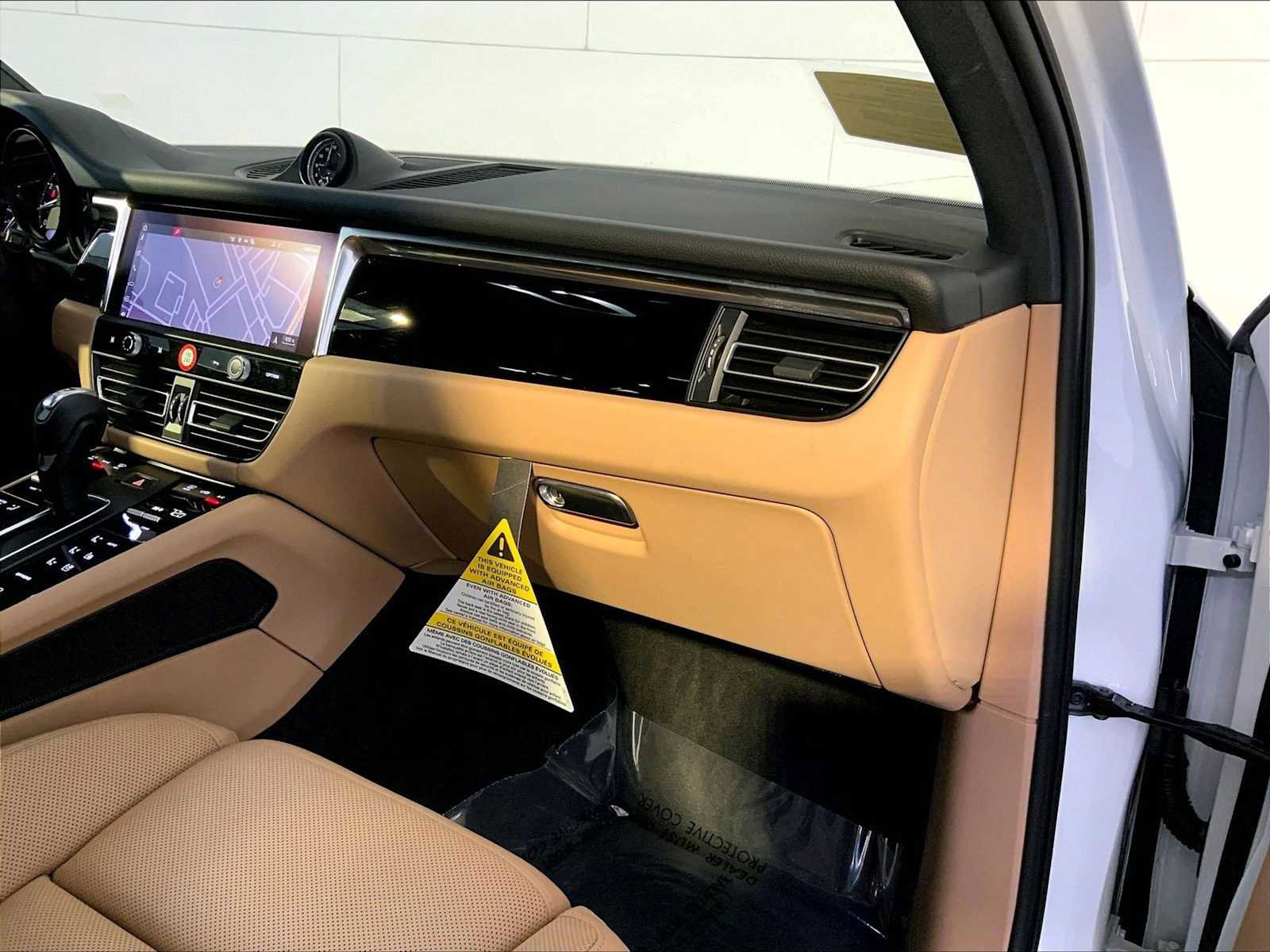 Certified 2026 Porsche Macan AWD/4WD image 22