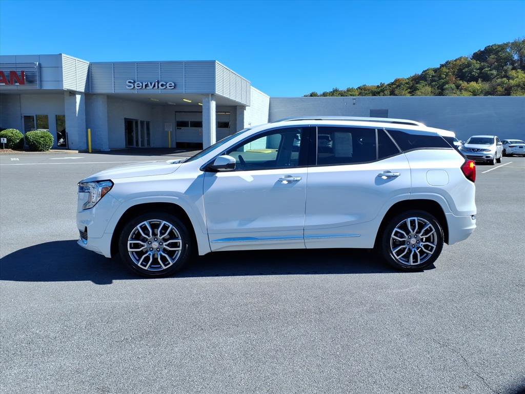 Used 2022 GMC Terrain Denali w/ Denali Premium Package image 2