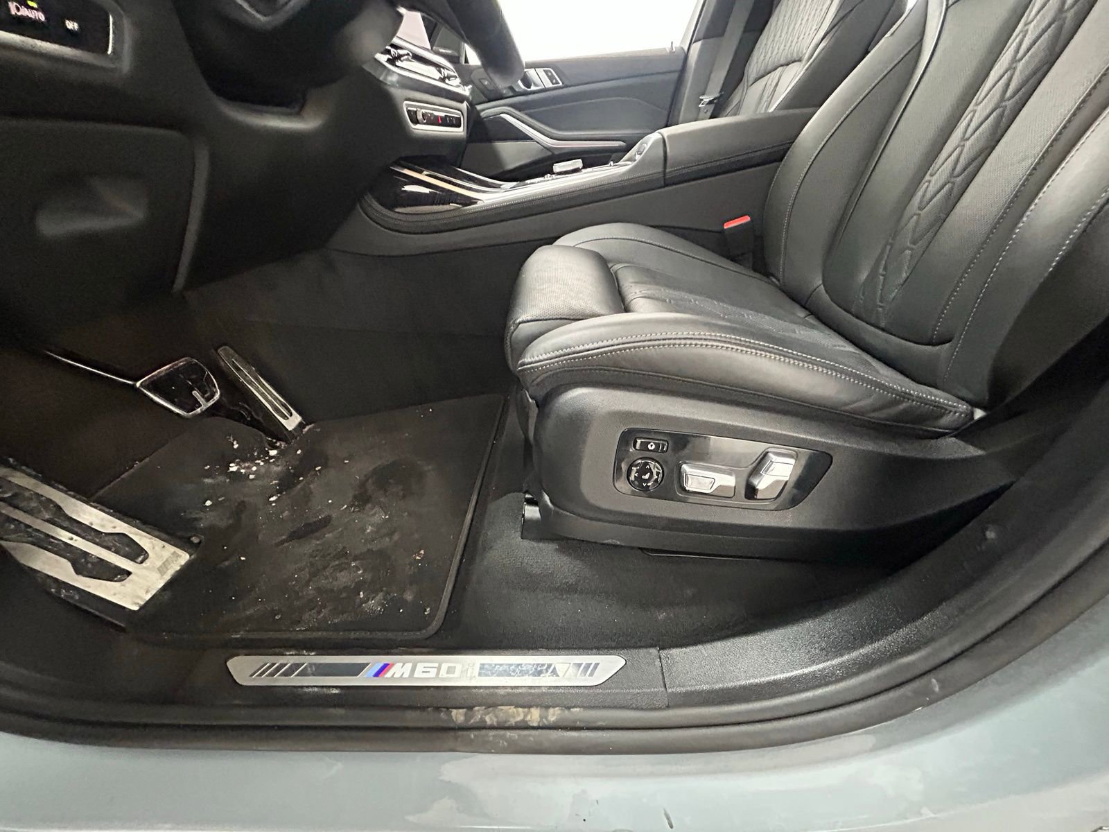 Used 2025 BMW X7 M60i w/ Executive Package image 31