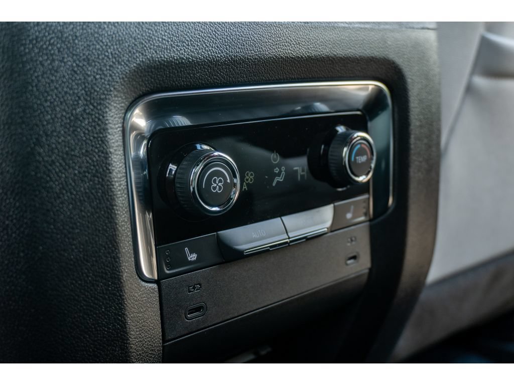 Used 2025 Chevrolet Tahoe Premier AWD/4WD image 22