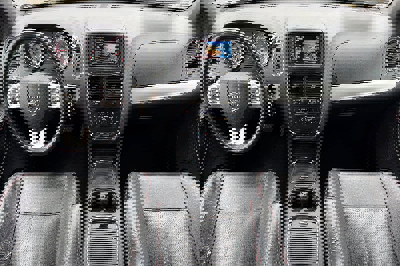 Used 2015 Dodge Grand Caravan R/T image 3