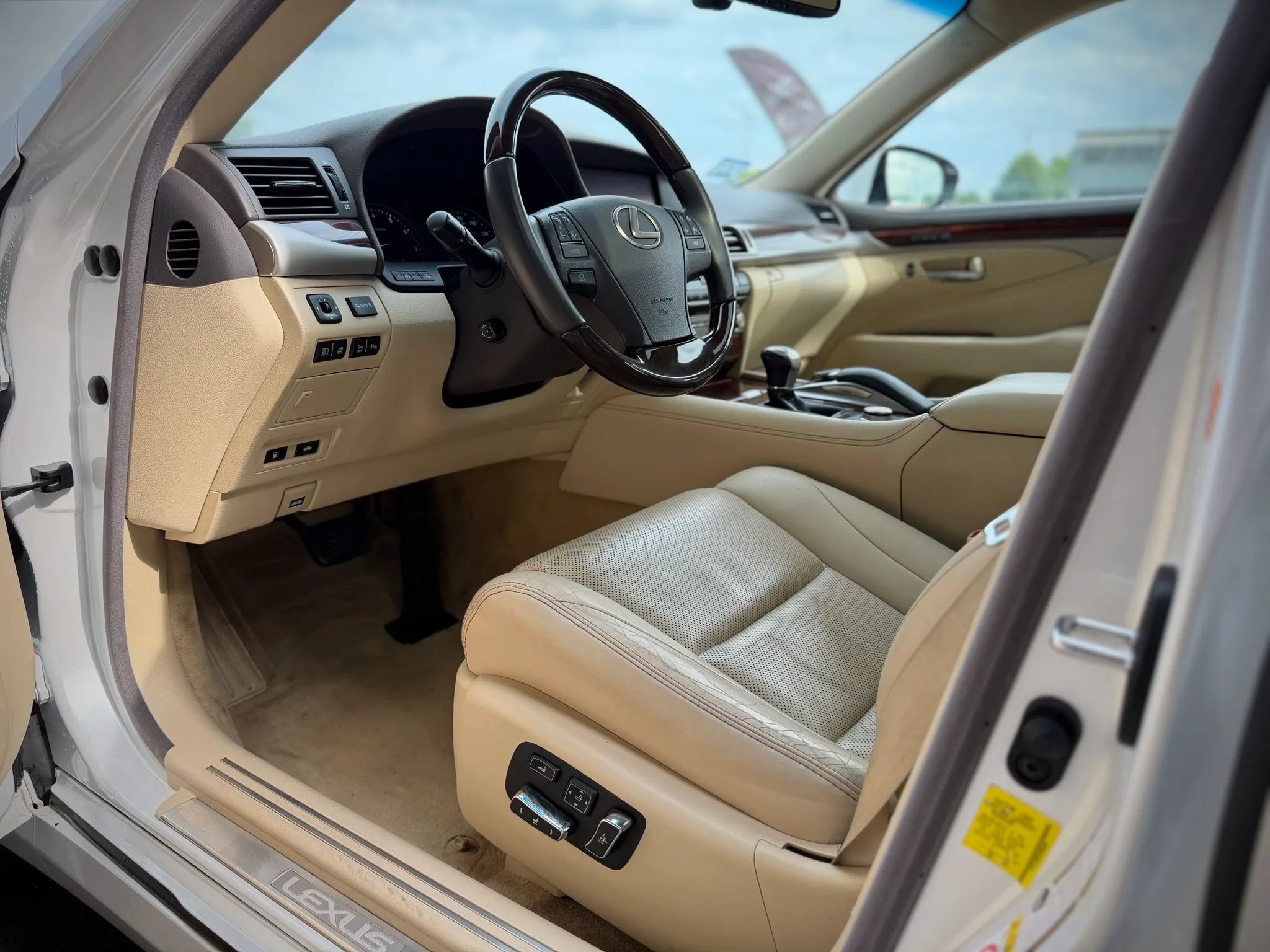 Used 2017 Lexus LS 460 AWD w/ Comfort Package image 12