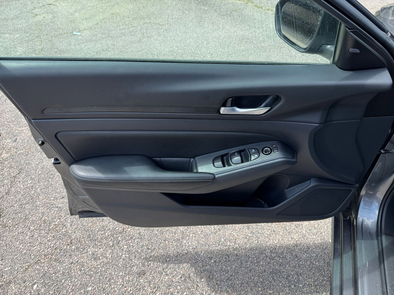 Used 2025 Nissan Altima 2.5 SV FWD image 18
