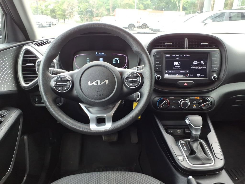 Used 2023 Kia Soul LX w/ LX Technology Package FWD image 11