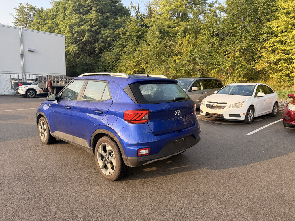 Used 2024 Hyundai Venue Limited FWD image 5