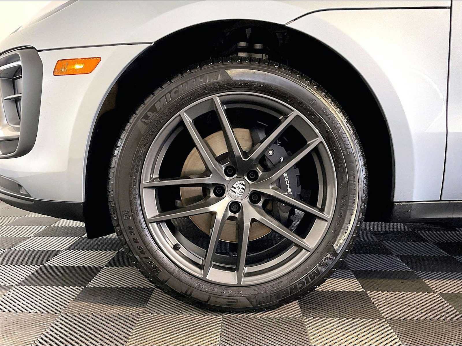 Certified 2023 Porsche Macan AWD/4WD image 11