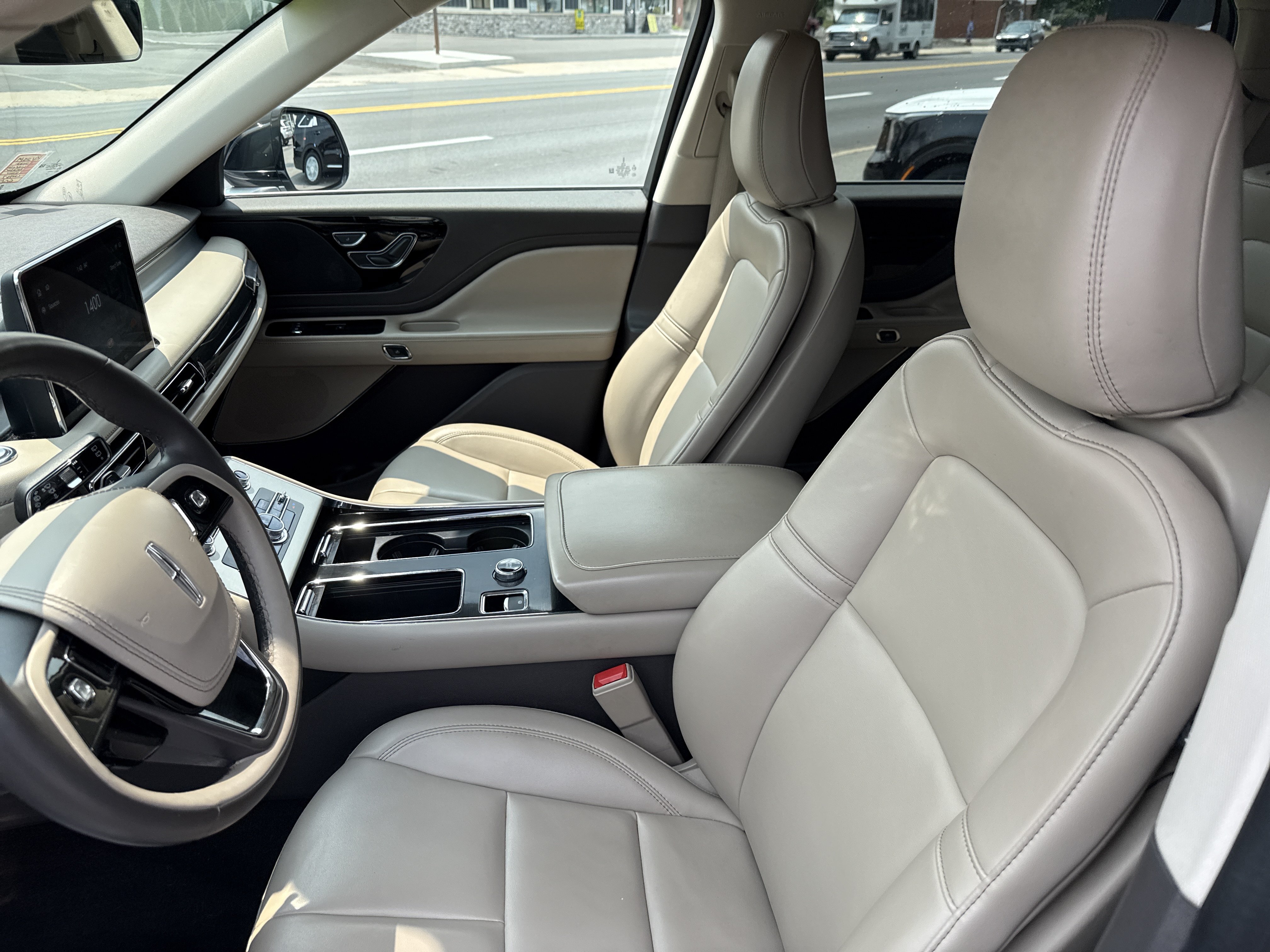 Used 2022 Lincoln Aviator AWD w/ Premium Package image 12