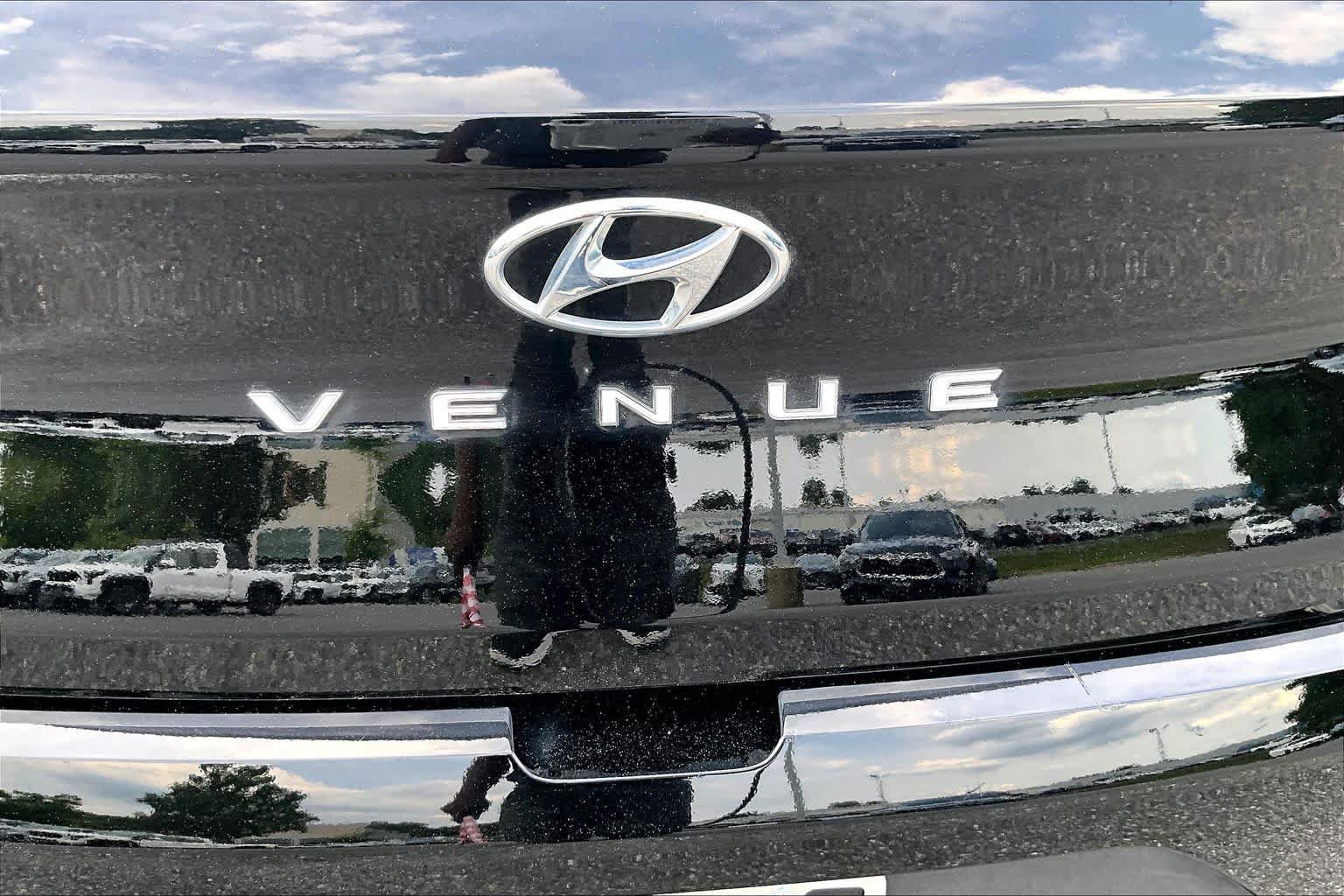 Used 2023 Hyundai Venue SEL w/ Cargo Package FWD image 10