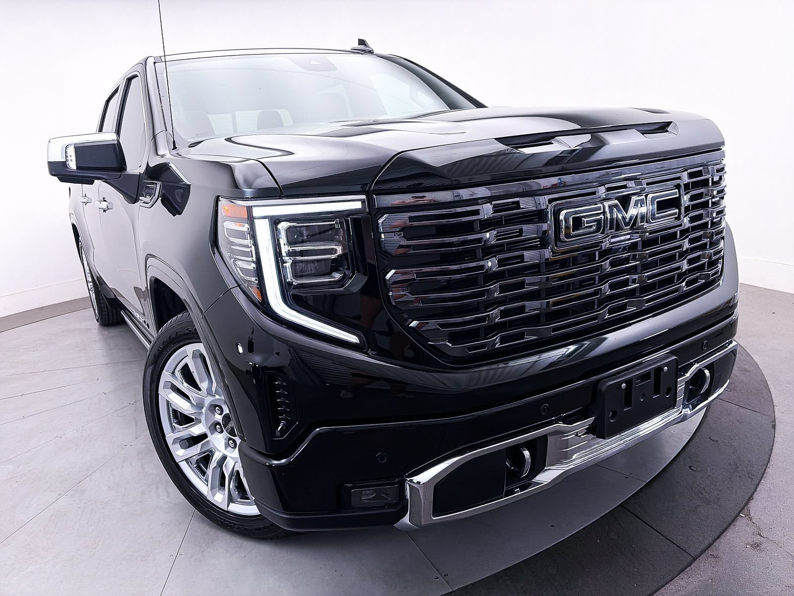 Used 2025 GMC Sierra 1500 Denali Ultimate AWD/4WD image 4