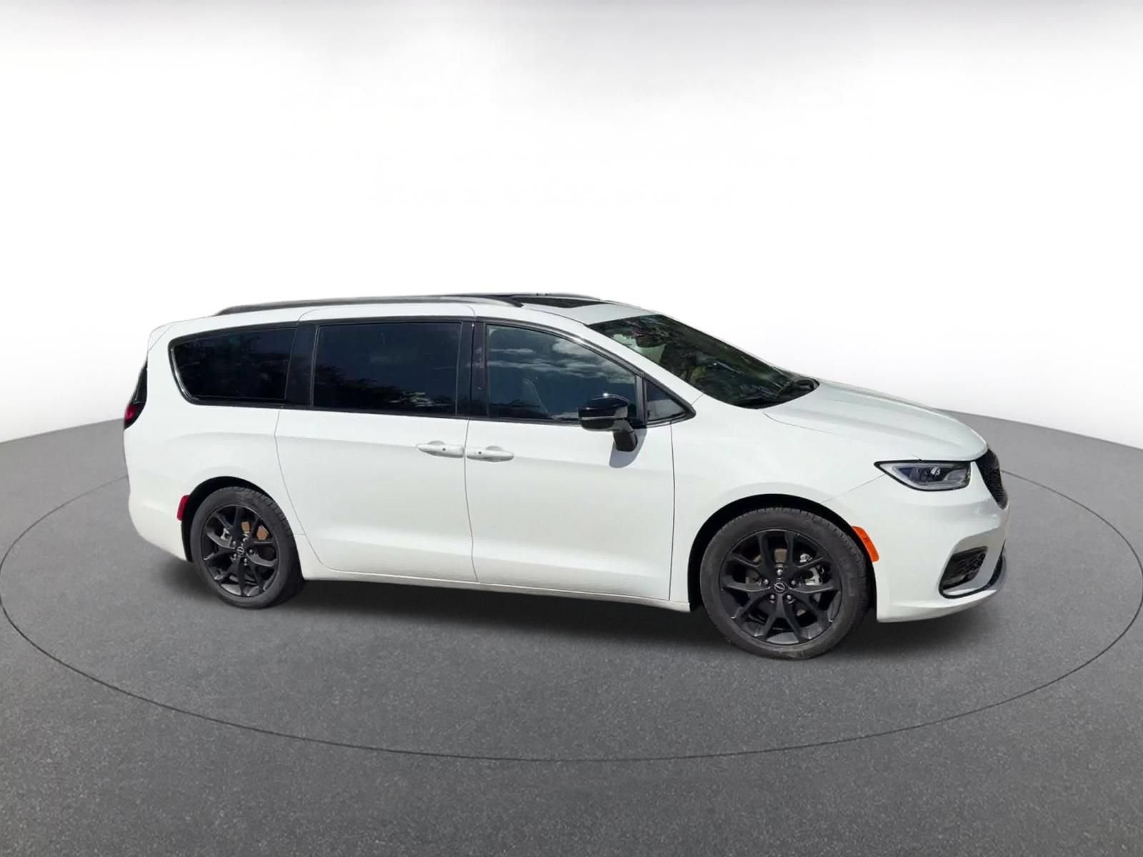 Used 2025 Chrysler Pacifica Limited FWD video 2