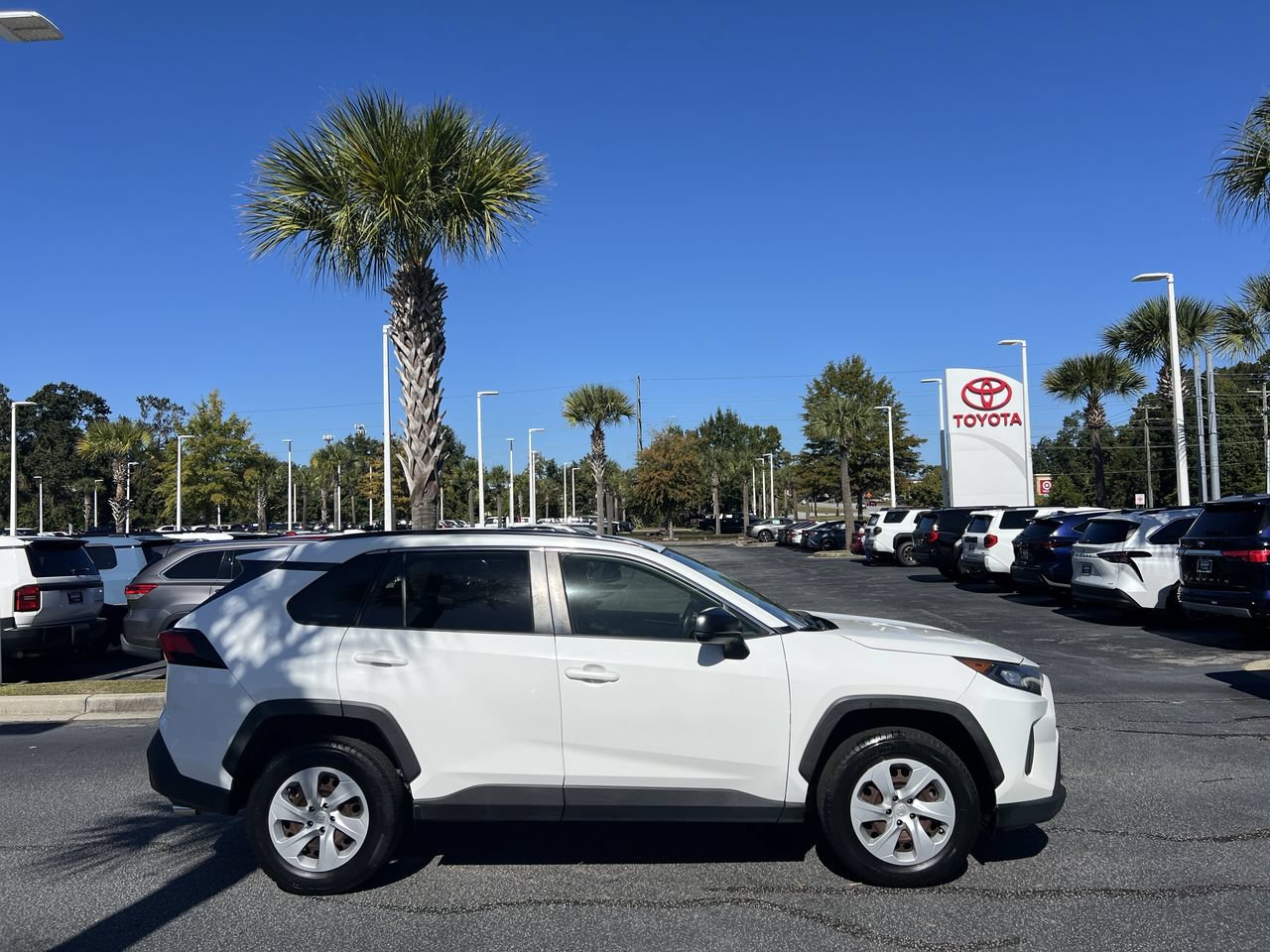 Used 2019 Toyota RAV4 LE FWD image 11