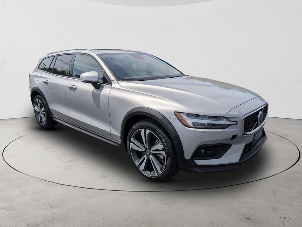 Certified 2025 Volvo V60 B5 Cross Country Plus AWD/4WD image 3