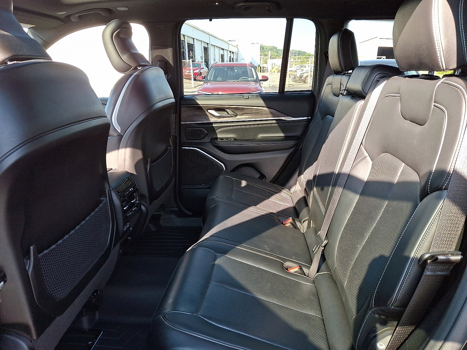 Used 2023 Jeep Grand Cherokee Overland w/ Luxury Tech Group IV image 10