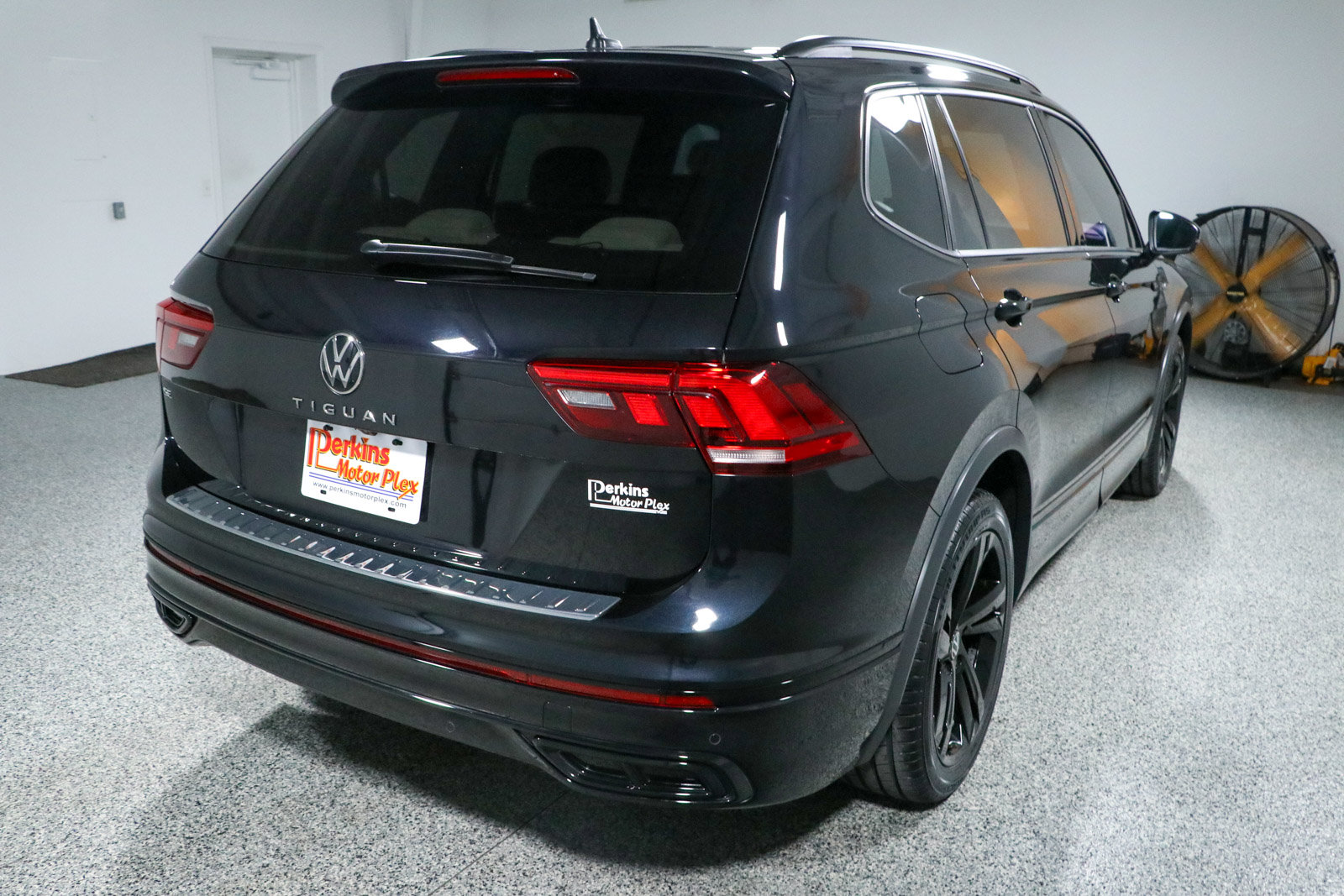 Used 2023 Volkswagen Tiguan SE R-Line FWD image 7