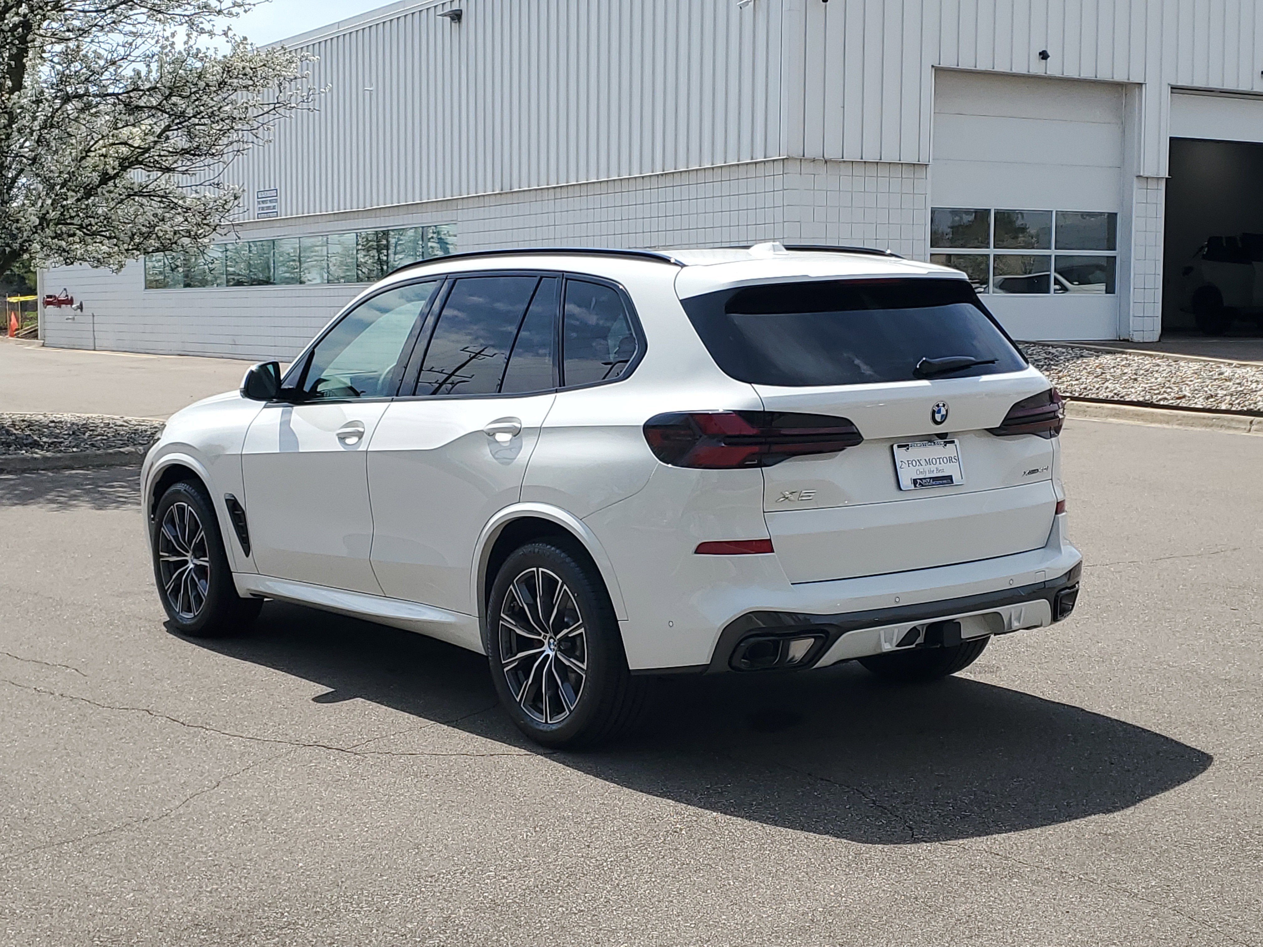New 2026 BMW X5 xDrive40i w/ M Sport Package AWD/4WD image 2