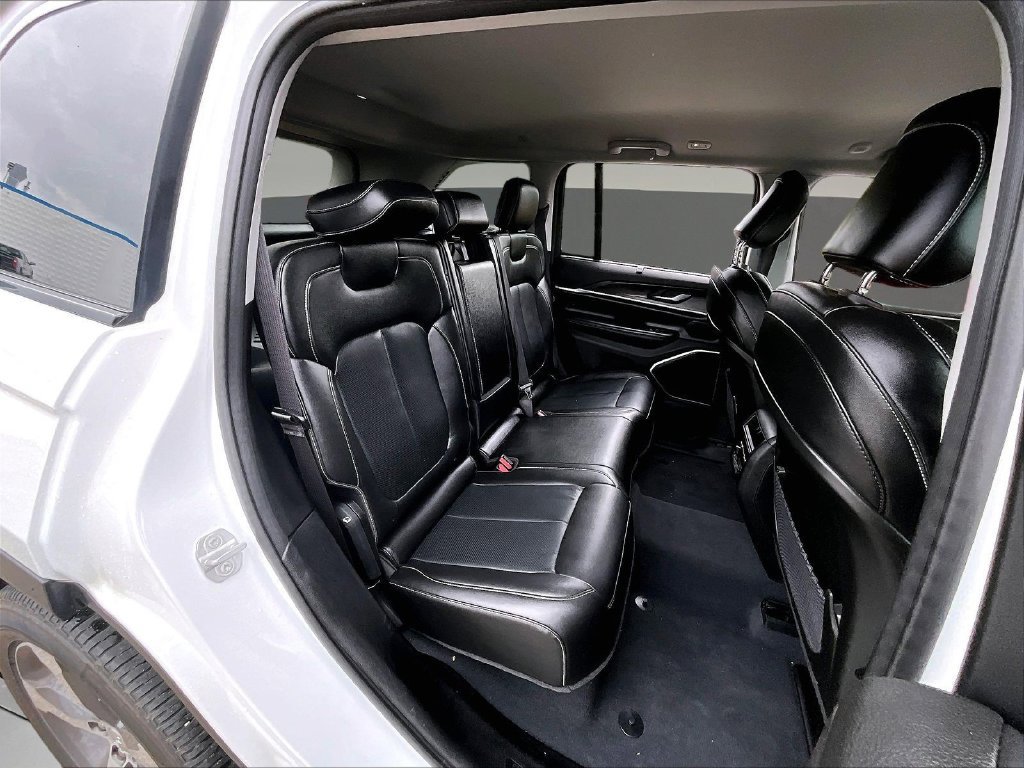 Used 2023 Jeep Grand Cherokee Limited w/ Luxury Tech Group II AWD/4WD image 30