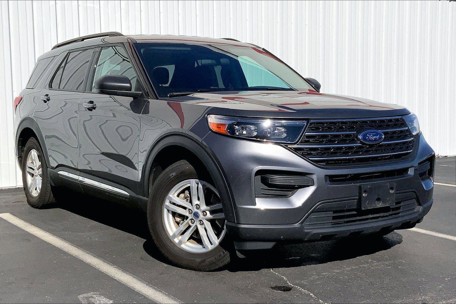 Used 2022 Ford Explorer XLT image 2
