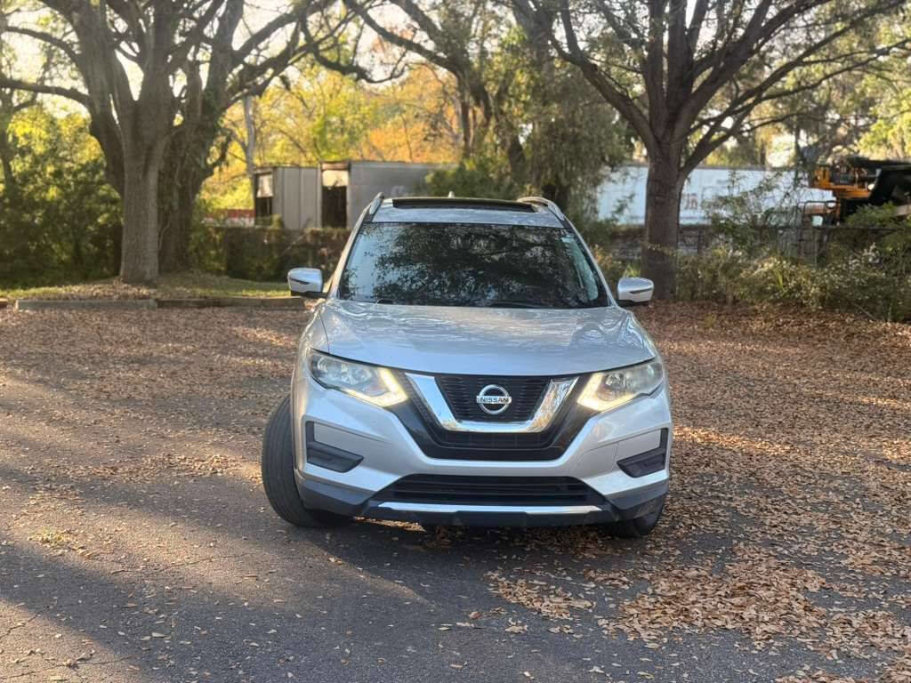 Used 2017 Nissan Rogue SV image 2