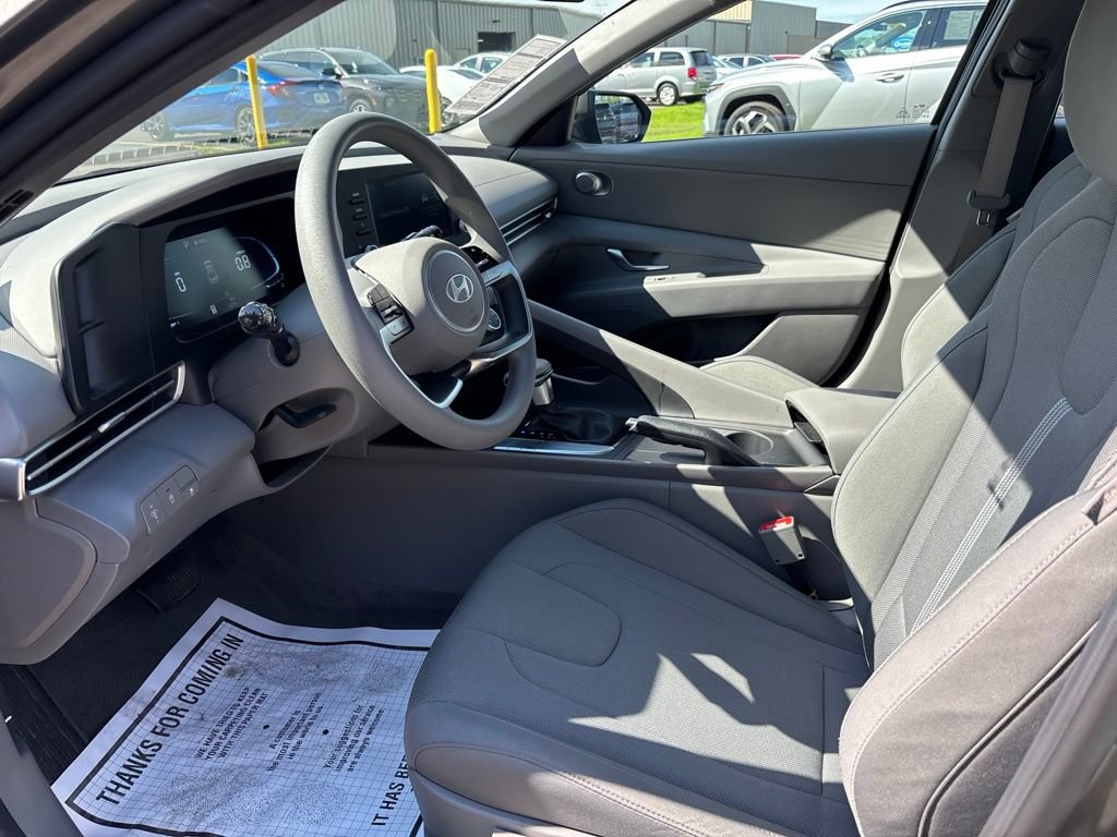 Certified 2025 Hyundai Elantra SE FWD image 9