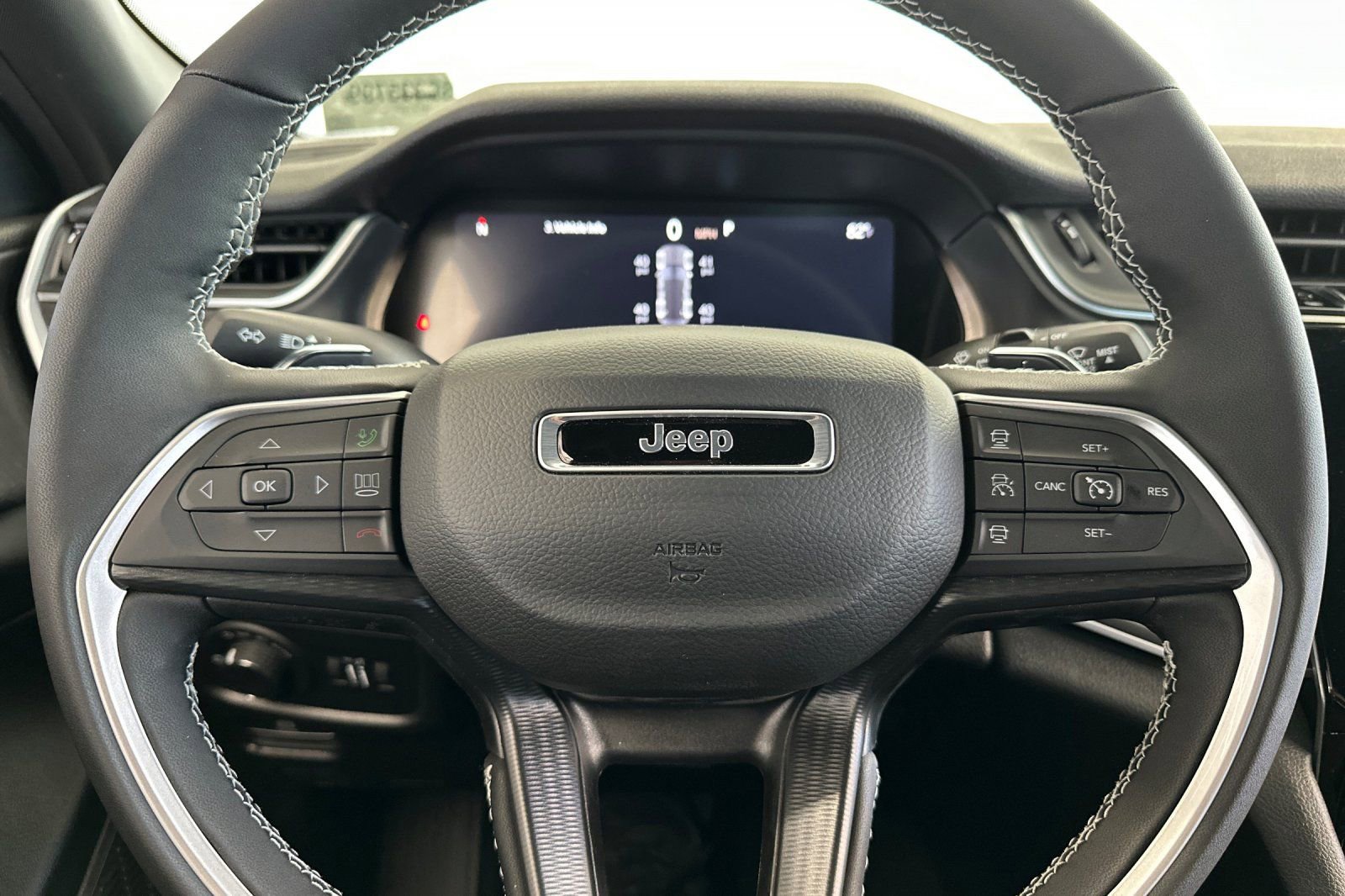 New 2025 Jeep Grand Cherokee Laredo w/ Luxury Tech Group I RWD image 24