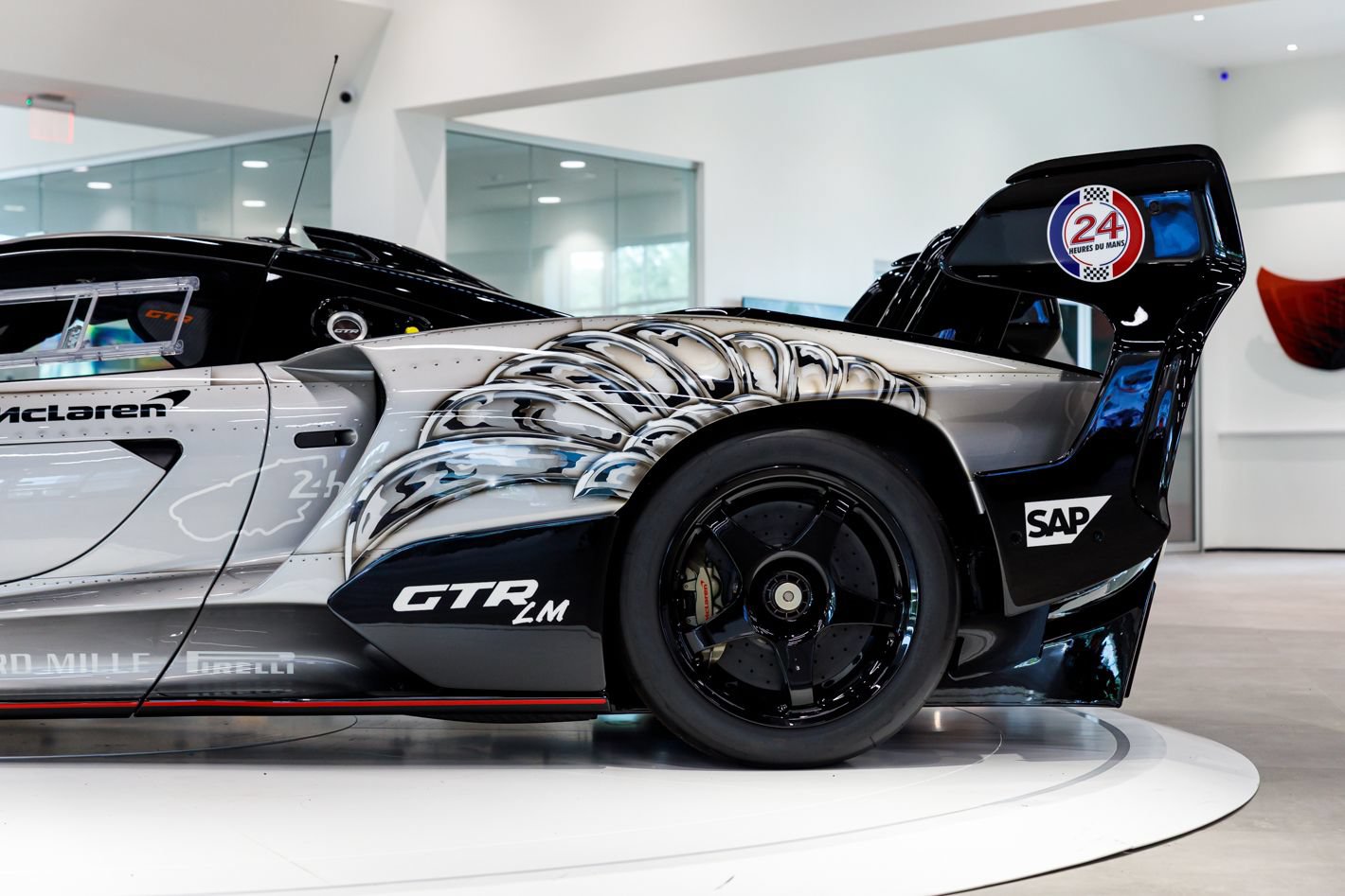 Used 2020 McLaren Senna RWD image 33
