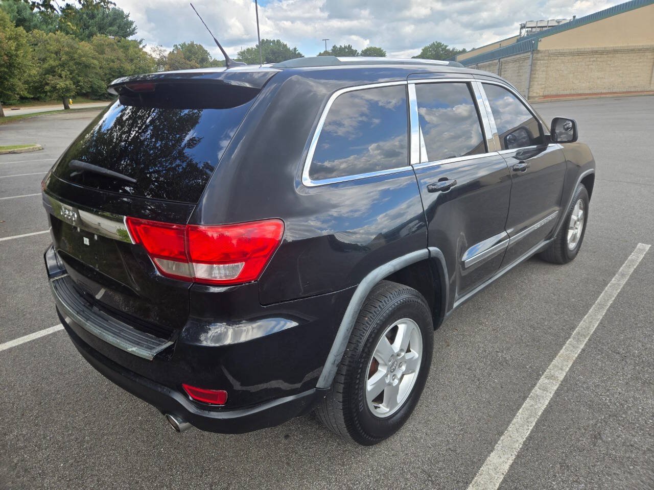 Used 2012 Jeep Grand Cherokee Laredo w/ Laredo E Group AWD/4WD image 11