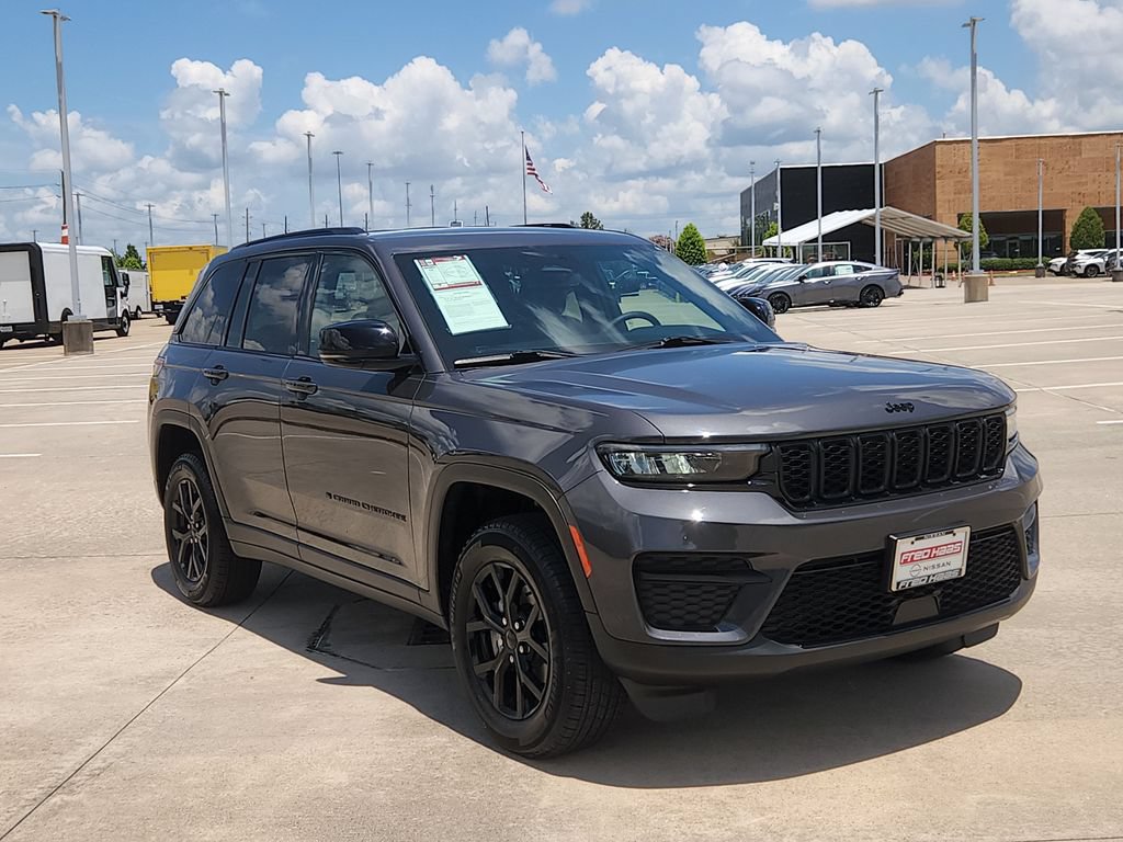 Used 2024 Jeep Grand Cherokee Altitude RWD image 3