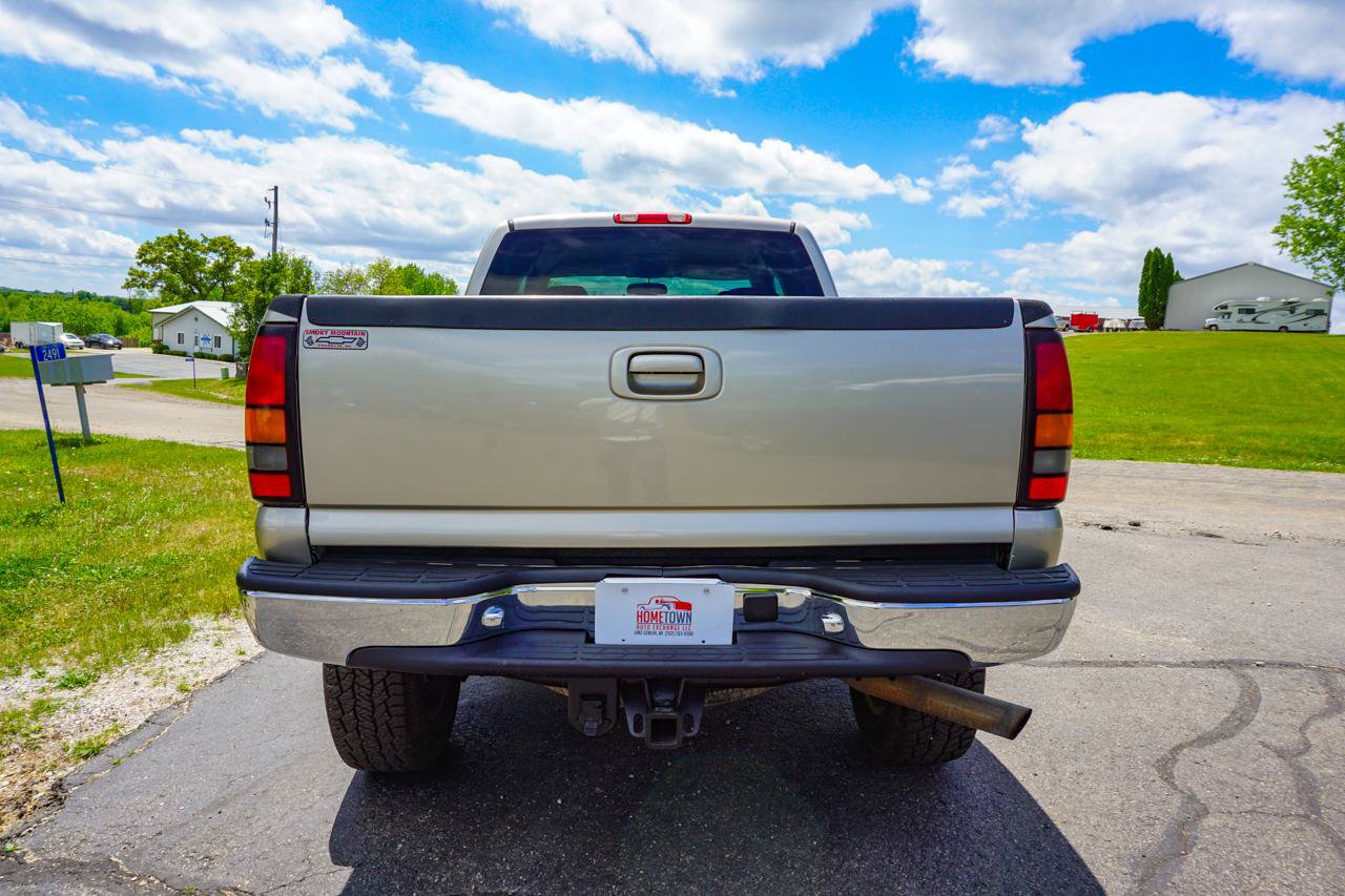 Used 2005 GMC Sierra 2500 SLT w/ Heavy-Duty Power Package AWD/4WD image 4