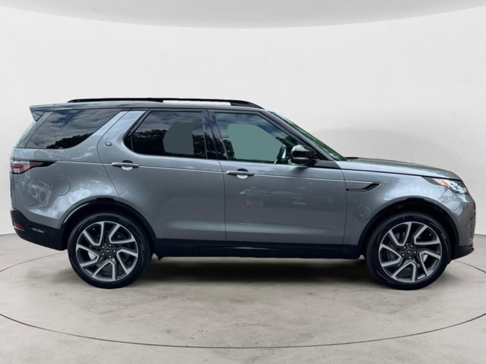 New 2025 Land Rover Discovery Dynamic SE image 3